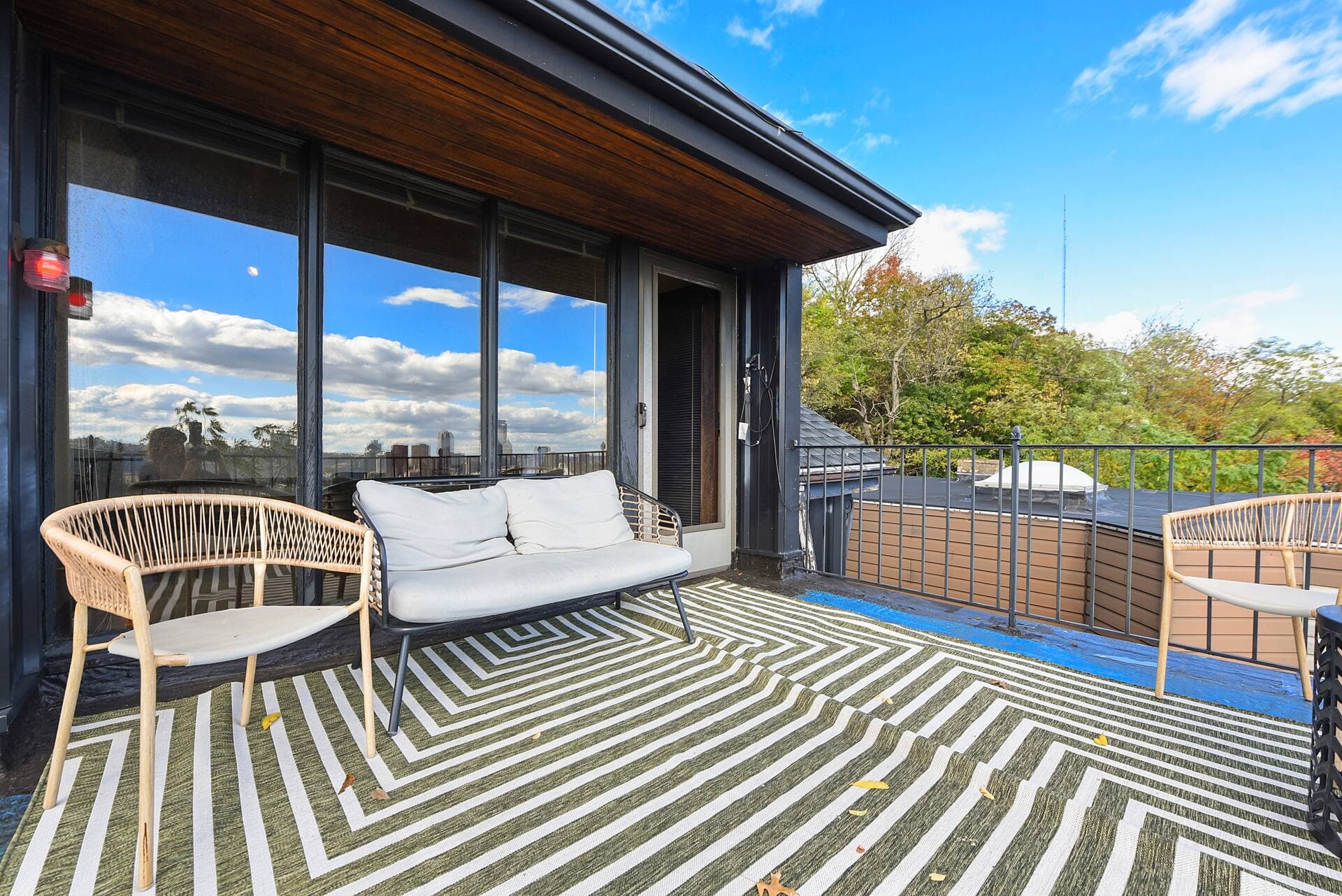 Cliffside Mansion - Photo 6